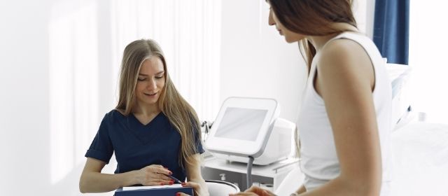 Trabaja como auxiliar de enfermería sin estudiar una carrera