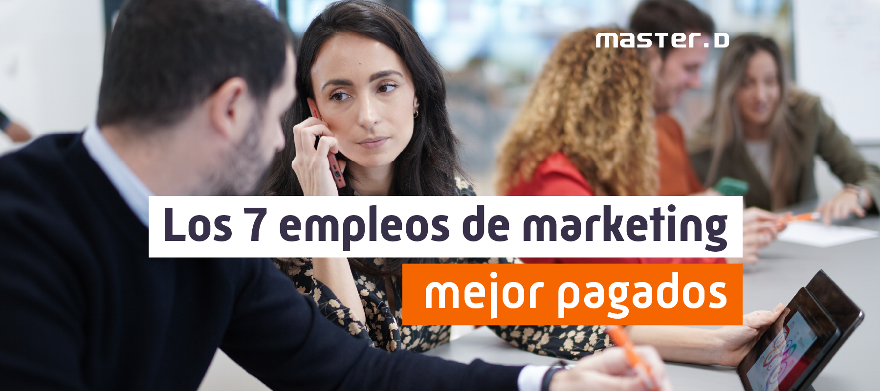 Trabajadores de marketing en la oficina