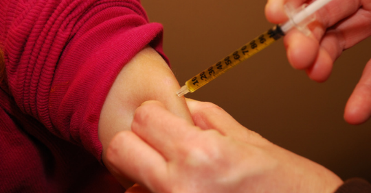 ¿Por qué nos duele el brazo cuando nos vacunan?