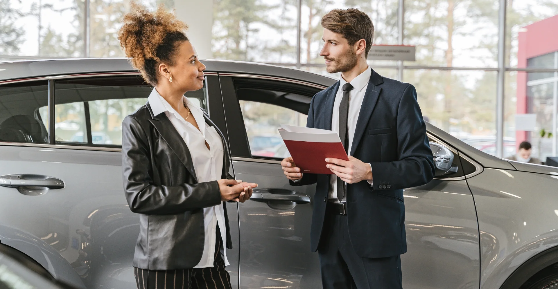 ¿Cuánto gana un vendedor de coches? Salidas y perfiles 2025