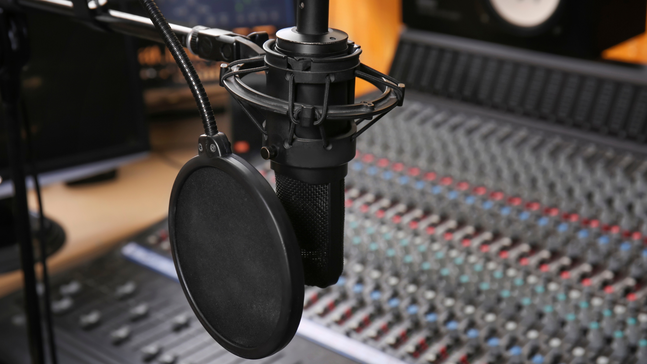 Cómo Trabajar en Radio: Guía Completa para Empezar Desde Cero