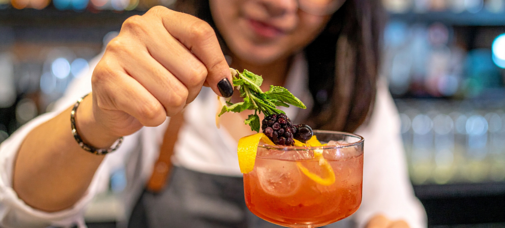 ¿Cómo trabajar en coctelería? Guía completa para empezar en 2026 