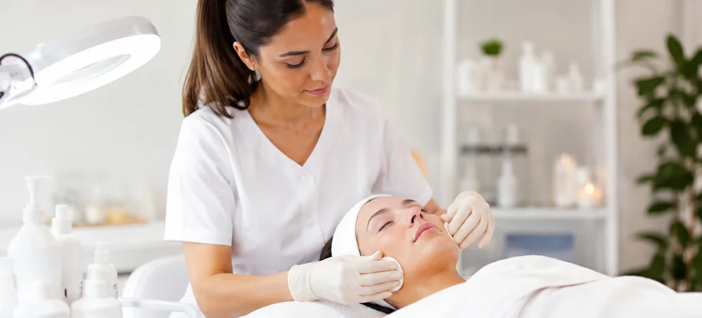¿Qué Necesito para Ser Esteticista en España? | Guía Completa para Empezar