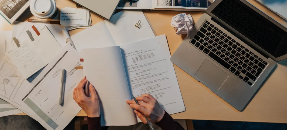 ¿Cómo ser Guionista Profesional en España? Formación, salario y salidas 