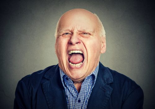 Retrato de um idoso a gritar