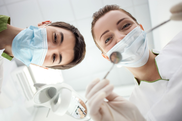 A médica dentista e assistente dentária