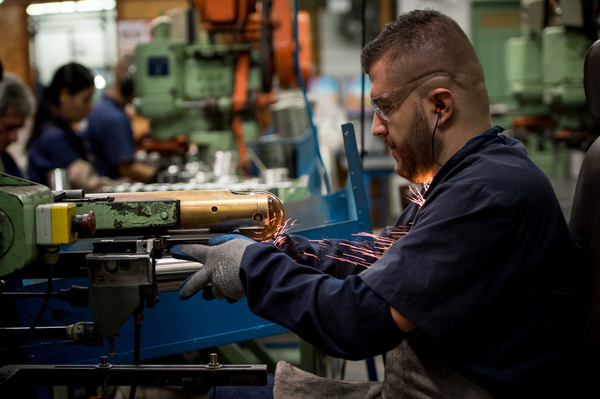 A falta de mão-de-obra qualificada na indústria está a afectar a competitividade das próprias empresas.
