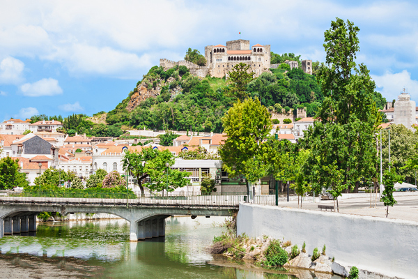 Castelo de Leiria, visto a partir do rio que passa na cidade