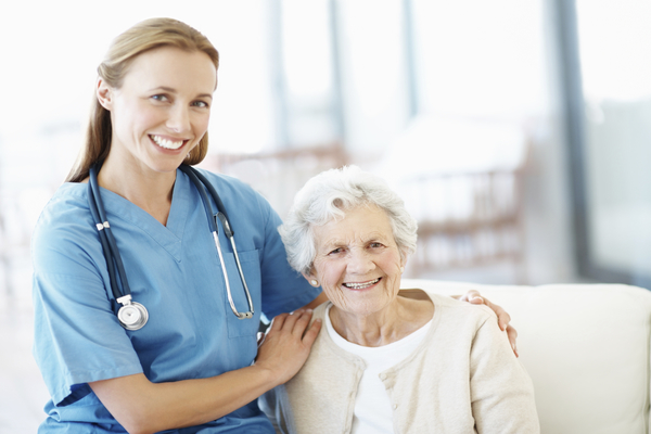 auxiliar de geriatria abraça uma paciente idosa