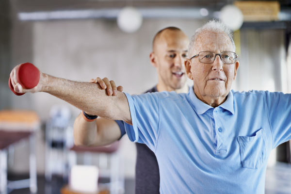 Auxiliar presta cuidados geriátricos através do exercício físico