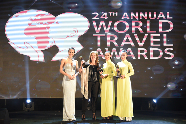 Ana Mendes Godinha, a receber o prémio de Melhor Destino turístico do Mundo
