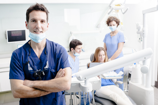 Os auxiliares de Clínica Dentária são essenciais para o bom funcionamento de um clínica de saúde oral