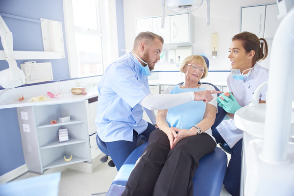 paciente preocupada com a sua saúde oral dentro de um consultório de dentista