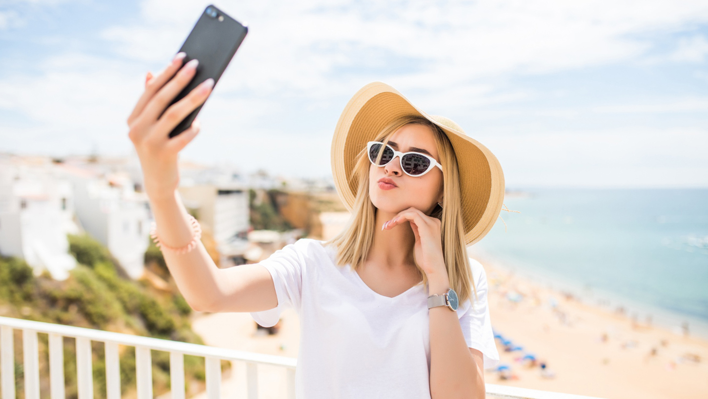 travel-influencer-ragazza-selfie-mare-hospitality-manager-turismo