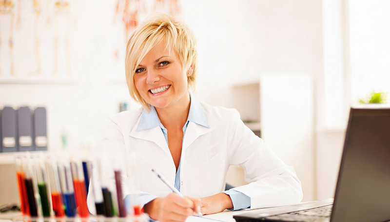 Segretaria di studio medico durante le attività di segreteria e organizzazione dello studio