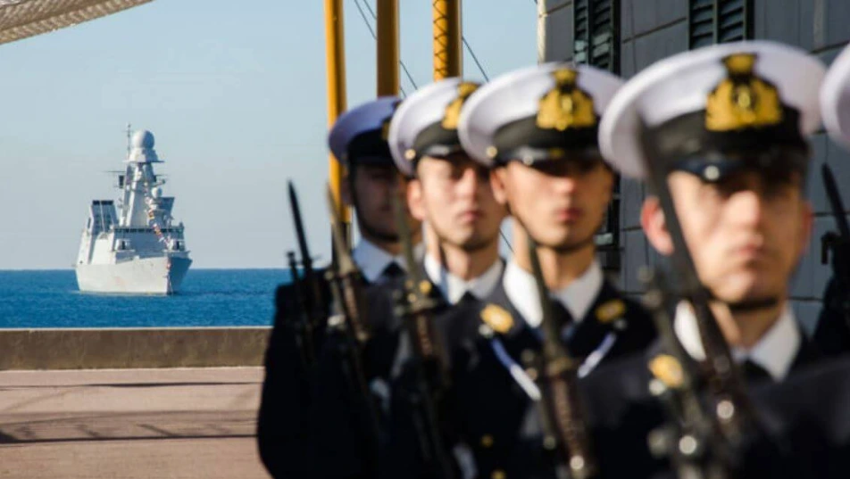 Allievi Marescialli della Marina Militare davanti a una nave, sull'attenti