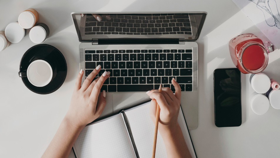 Copywriter al lavoro al computer con notebook e materiali di scrittura, rappresentazione del lavoro di copywriting digitale