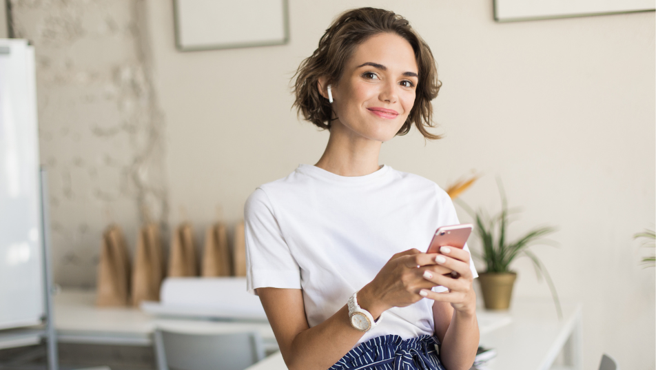 Social media manager durante la pianificazione dei contenuti social