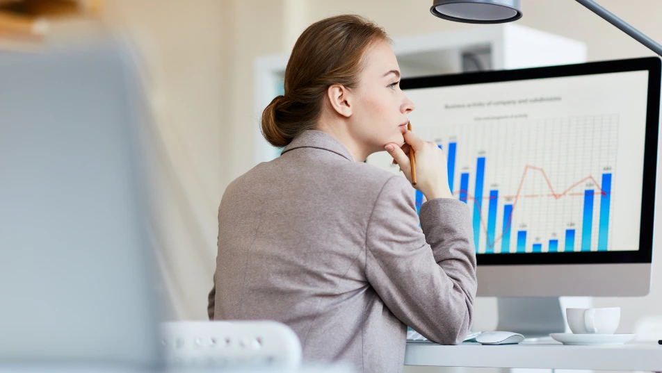 Growth Hacker davanti al pc analizzando grafici e dati