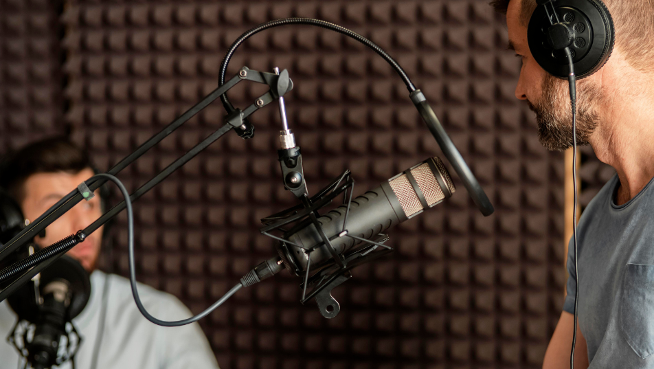 Doppiatore durante una sessione di doppiaggio