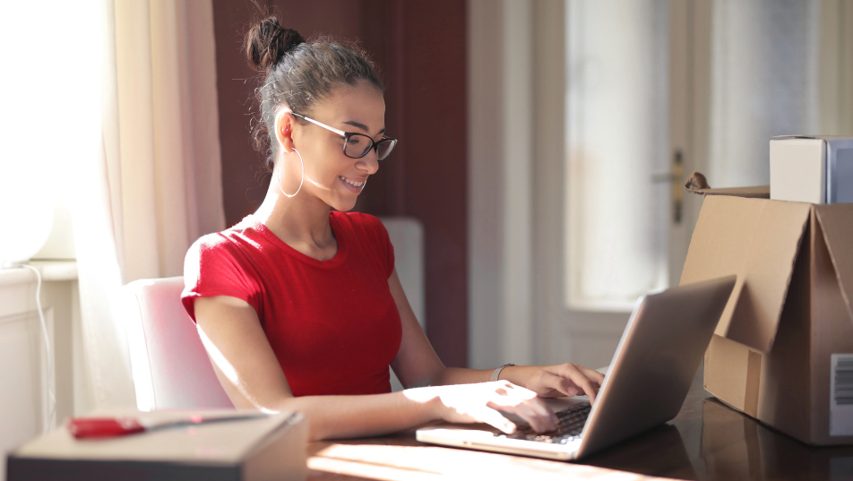 E-commerce manager durante alcune fasi del suo lavoro