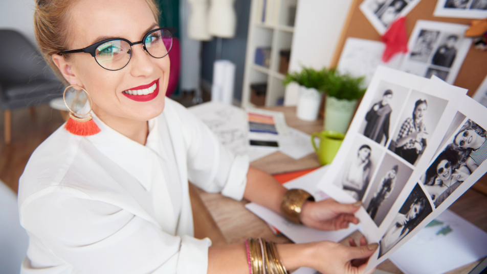 Consulente di immagine durante una seduta di consulenza