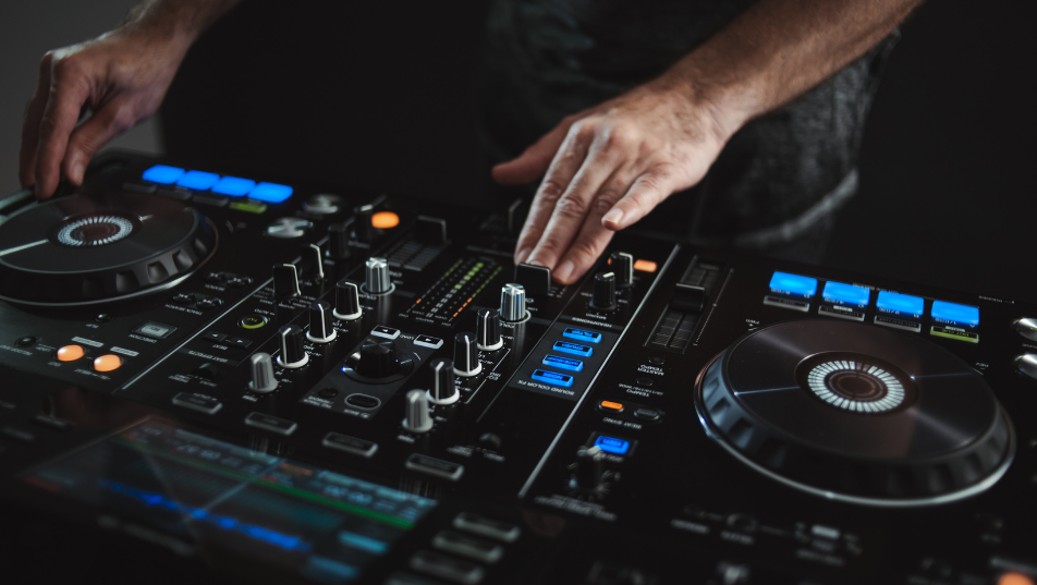 Dj in consolle durante una serata