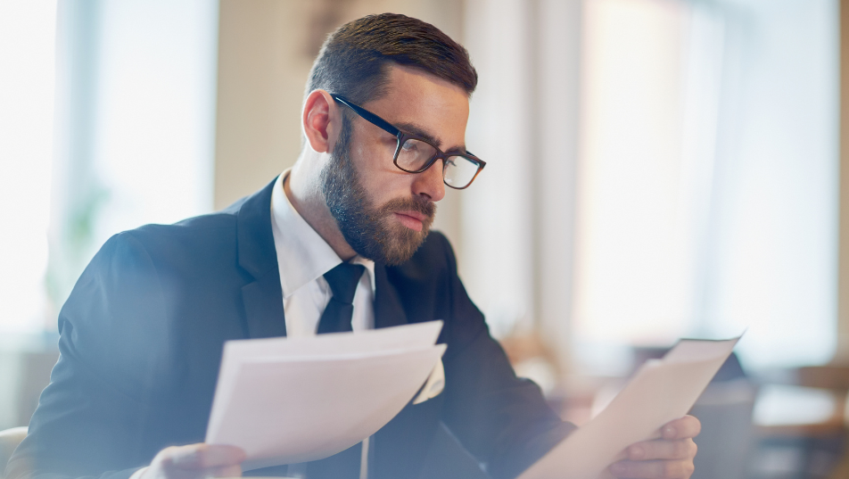 Funzionario amministrativo a lavoro in un ufficio luminoso di una pubblica amministrazione