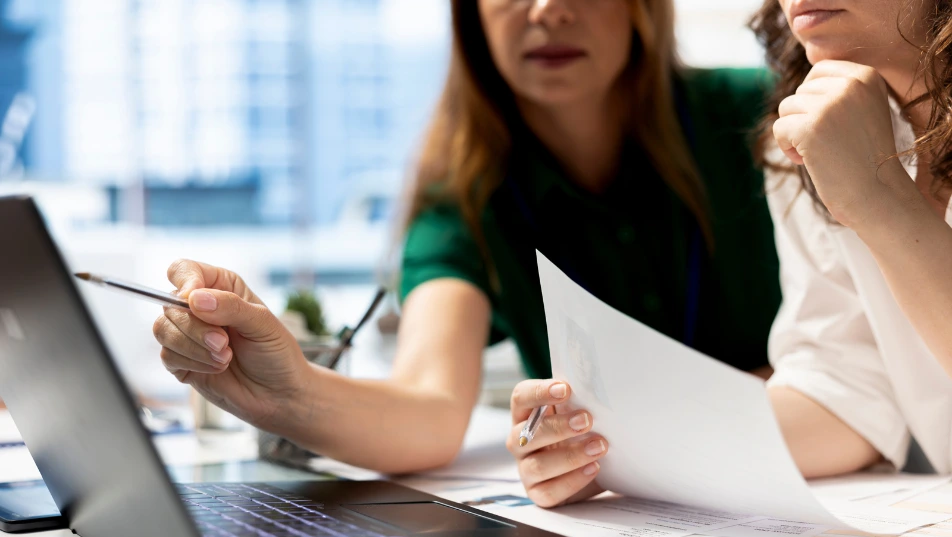 Due assistenti amministrativi della PA lavorano alla redazione di un atto