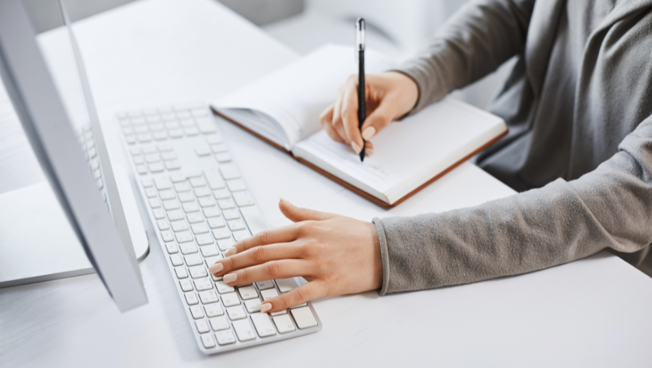 copywriter al lavoro mentre scrive contenuti 