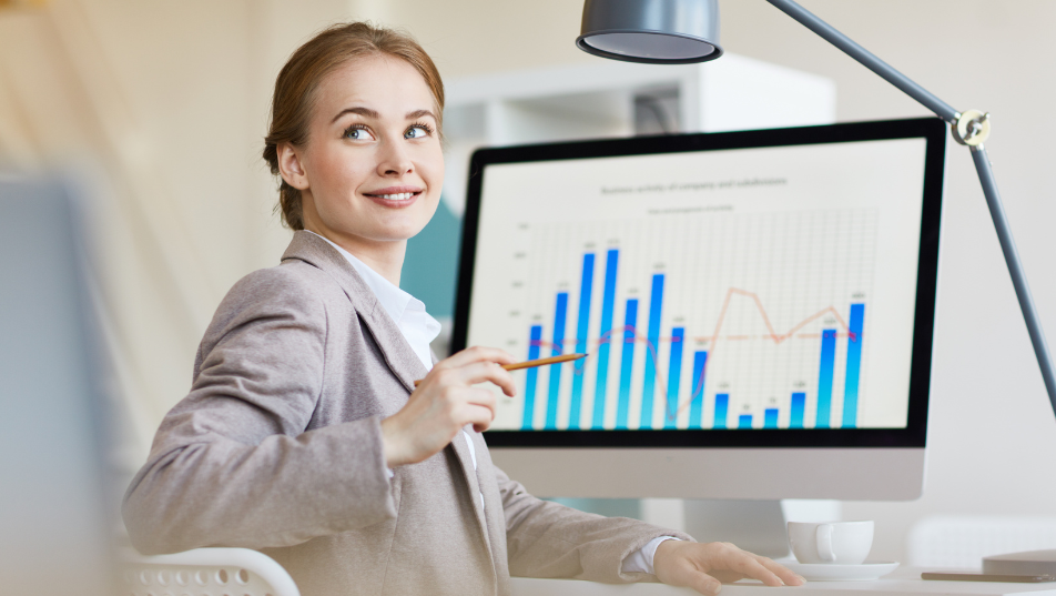 Data Analyst durante l’analisi di dati e grafici aziendali