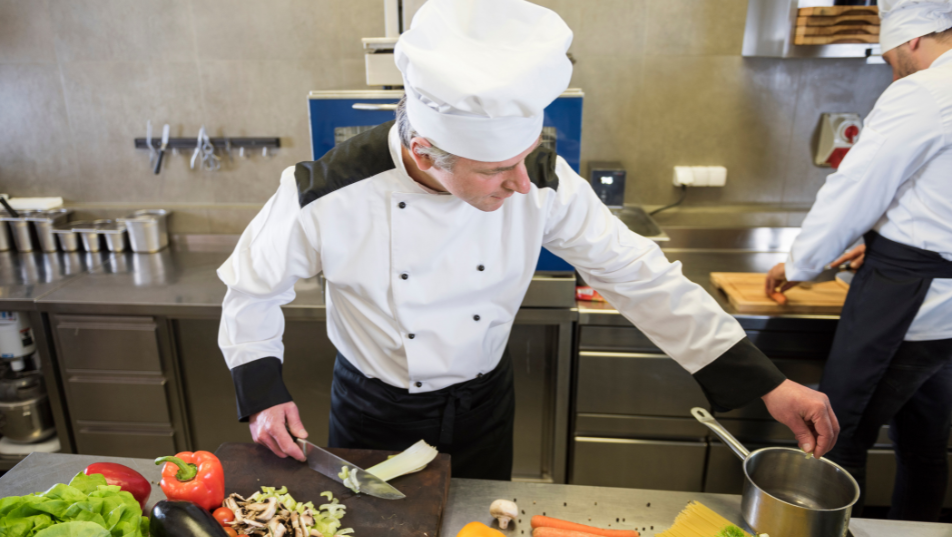 Brigata di cucina durante la preparazione del servizio