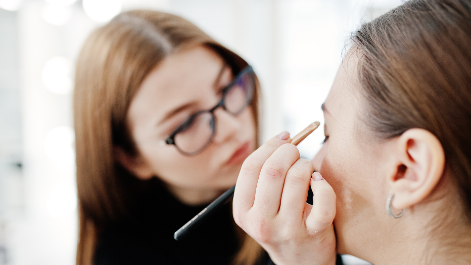 Make up artist durante una sessione professionale
