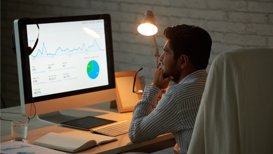 growth hacker che analizza dati e grafici sul monitor