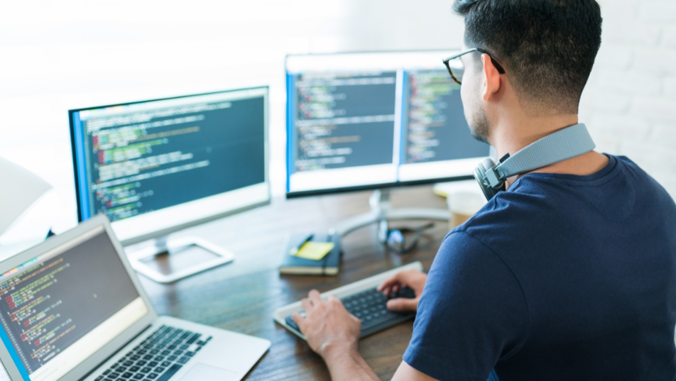 Programmatore informatico durante il lavoro di scrittura codice