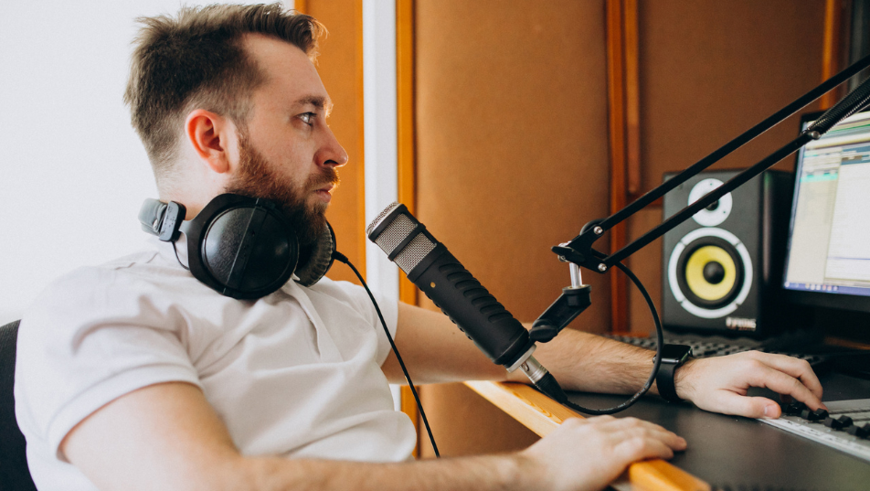 Speaker radiofonico al microfono durante una trasmissione in studio