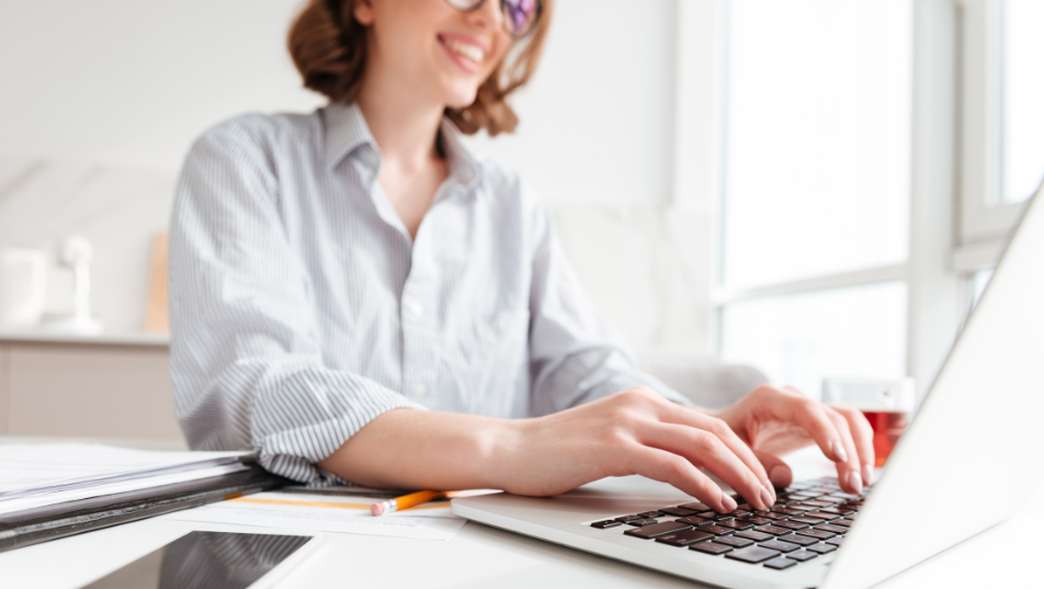 E-commerce manager al lavoro su strategie e vendite online