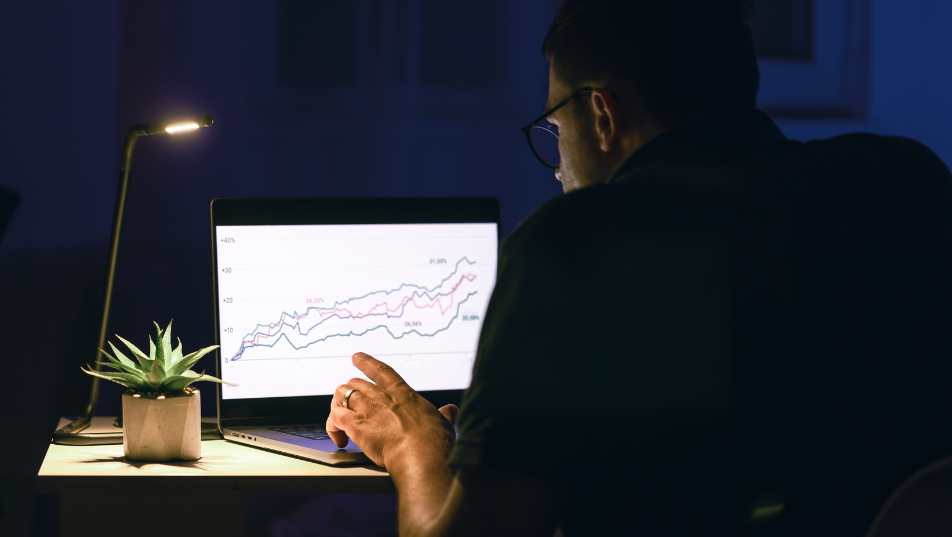 Growth hacker durante analisi dei dati
