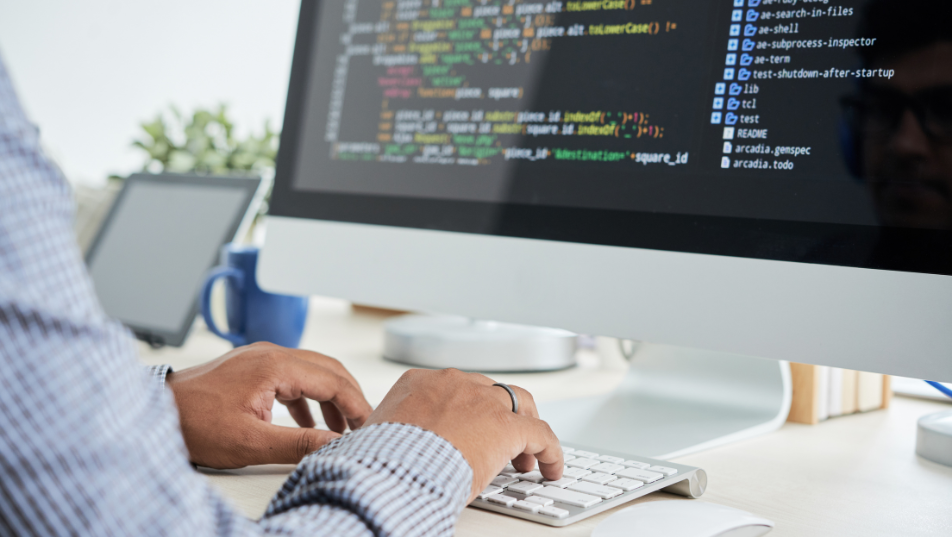 Programmatore informatico scrive codice di programmazione