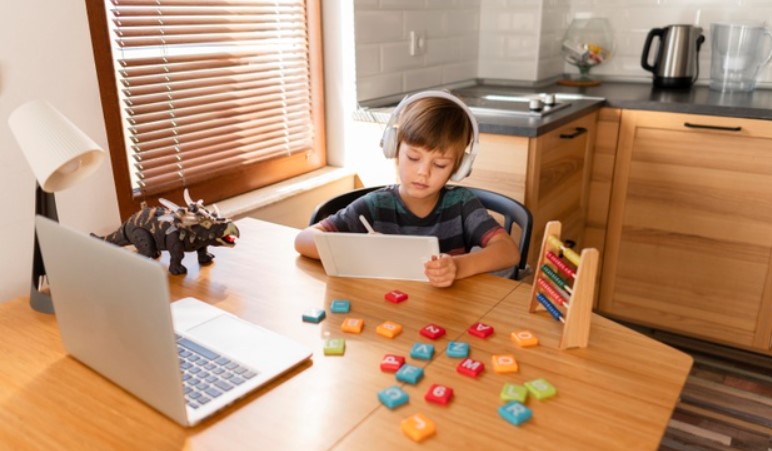 Come aiutare i bambini a studiare in DAD | Magazine CEF