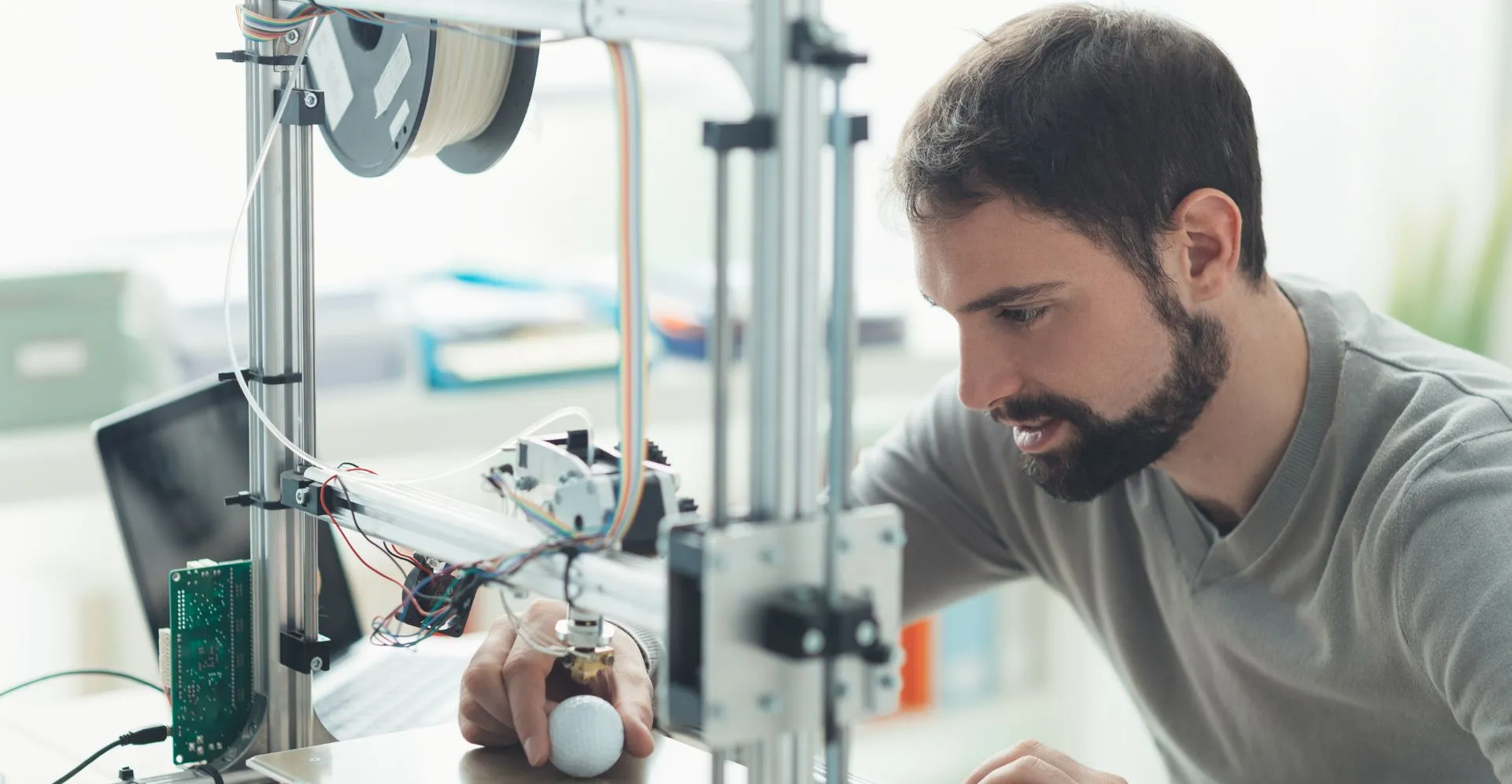 Trabajador utilizando una impresora 3D