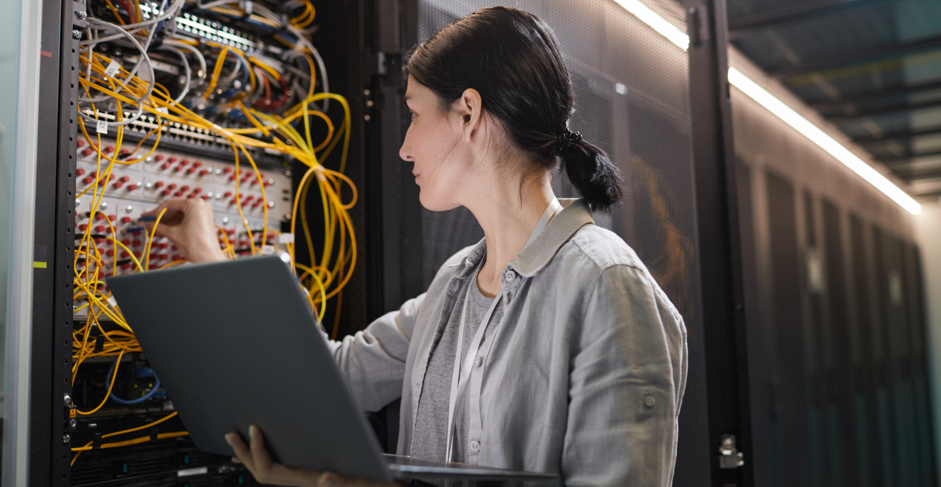 mujer trabajando como técnico en microsistemas informáticos y redes