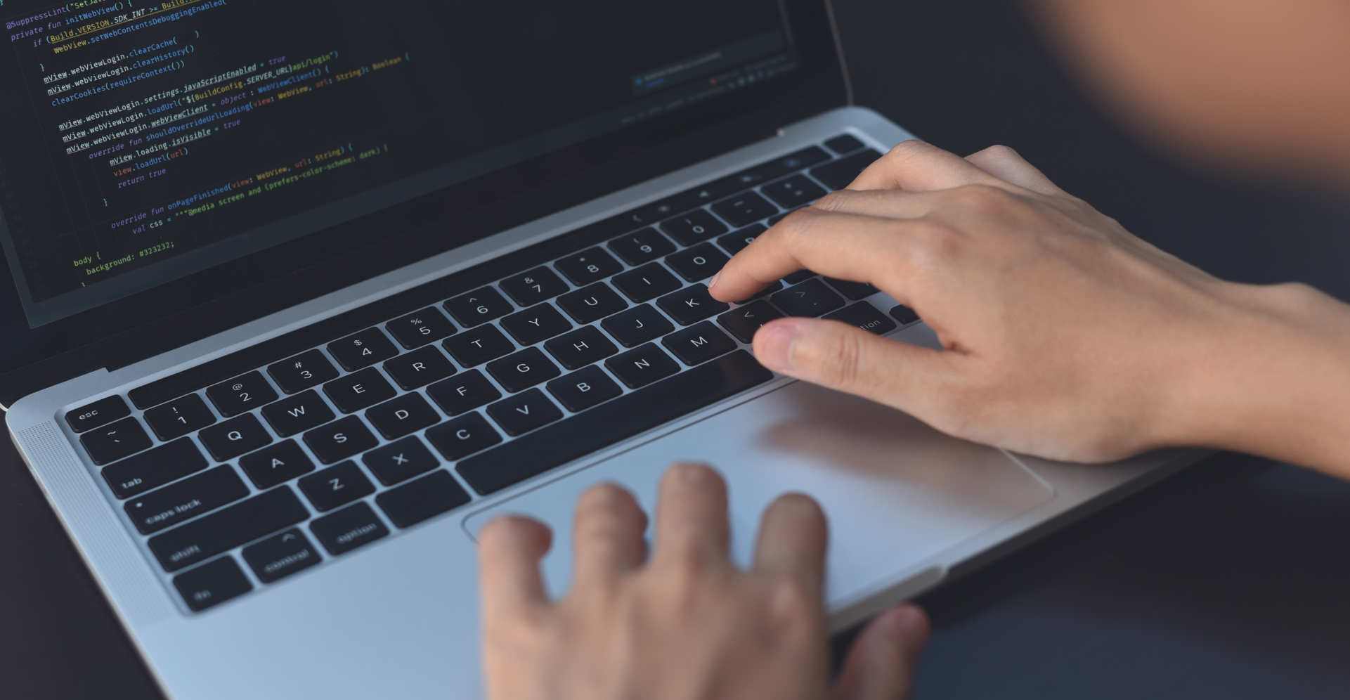 persona programando en Java