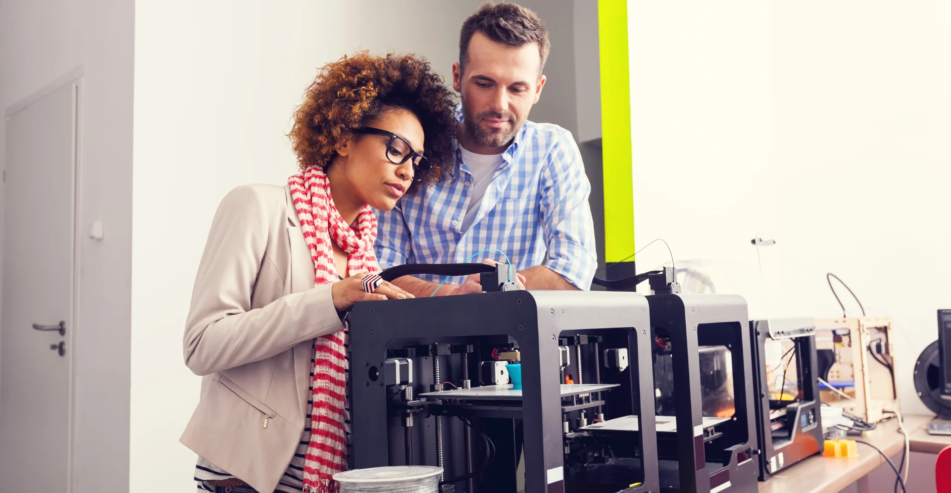 Personas trabajando con una impresión 3D