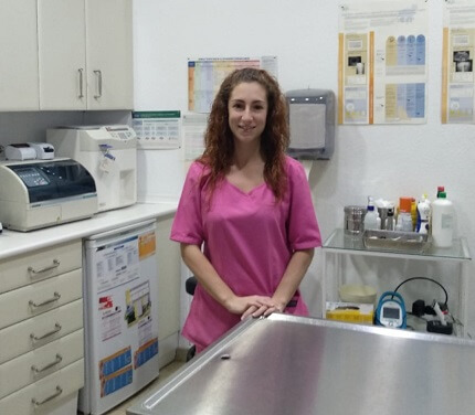 Cristina, alumna de Veterinaria de MasterD Jaén, es contratada tras las prácticas