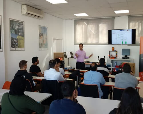 Estudia oposiciones con expertos Estudia oposiciones con expertos